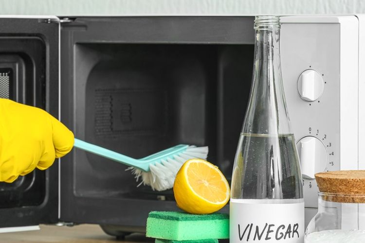 Cara Membersihkan Microwave Yang Berbau Menggunakan Lemon Solusi Alami Untuk Dapur Segar Dan Harum