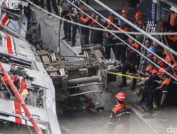 Tragedi Rel Bekasi: Ratapan Pilu di Balik Hantaman Maut dan Kisah Pencarian yang Tak Terlupakan