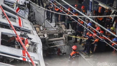 Tragedi Rel Bekasi: Ratapan Pilu di Balik Hantaman Maut dan Kisah Pencarian yang Tak Terlupakan